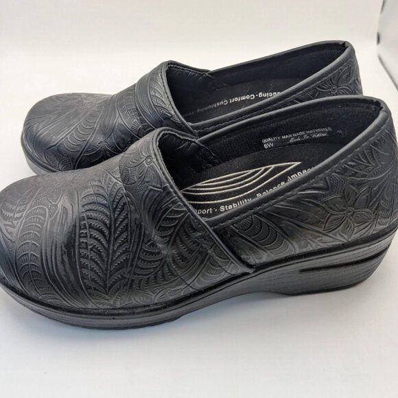 Easy Works Easy Street Clogs Black Women’s 6W Wide Floral Embossed Comfort Shoes - Picture 1 of 7
